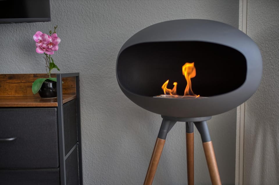 Photo of the whole room, Decorative detail, fireplace