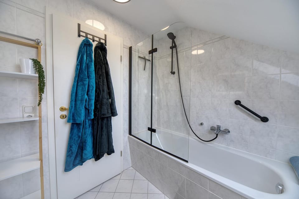 Shower, Bathroom, Bath, towels