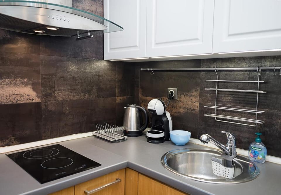 Coffee/tea facilities, Kitchen or kitchenette, stove