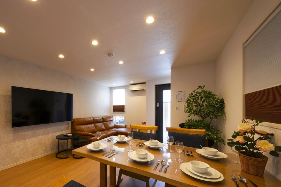 Communal lounge/ TV room, TV and multimedia, Living room, Seating area, Dining area, Evening entertainment, air conditioner