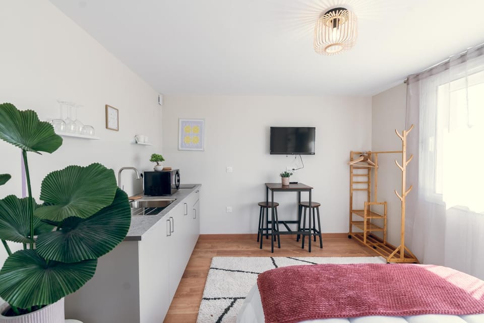 Dining area, Bedroom, kitchen