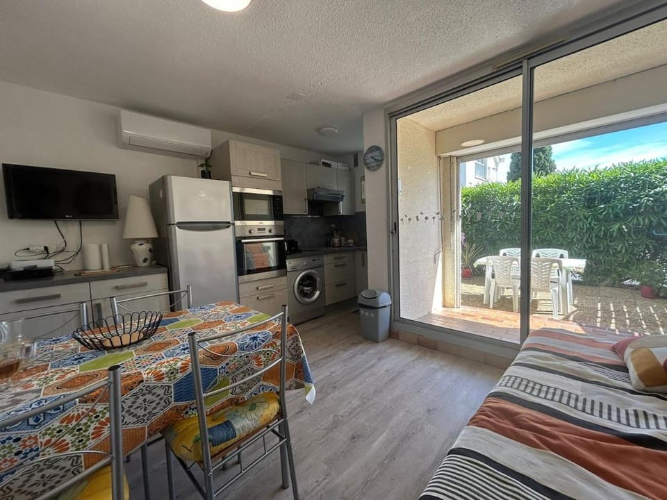 Patio, TV and multimedia, Living room, Dining area, air conditioner