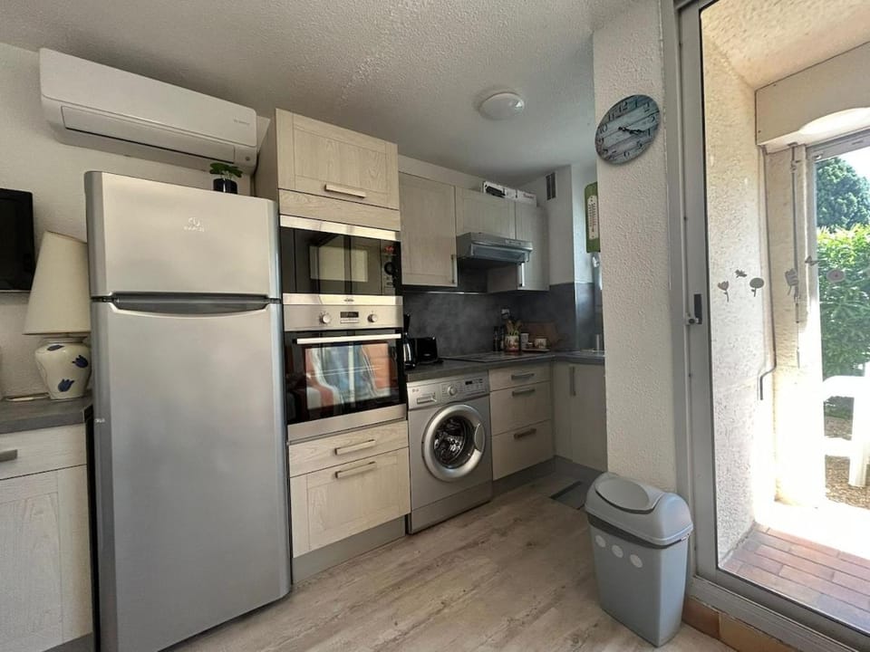 Kitchen or kitchenette, oven, toaster, washing machine, air conditioner