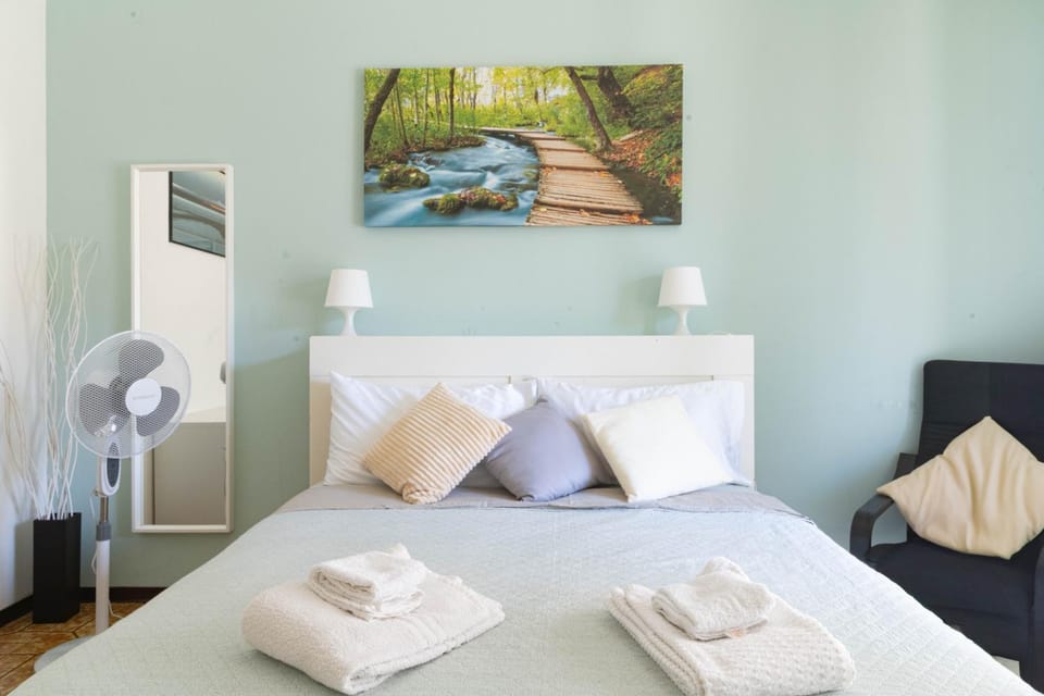 Bed, Photo of the whole room, Decorative detail, Bedroom, towels