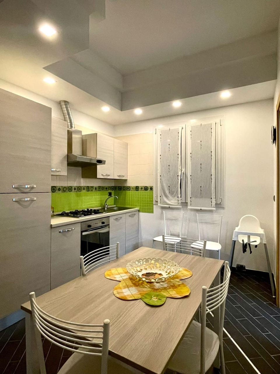 Kitchen or kitchenette, Dining area, oven, stove