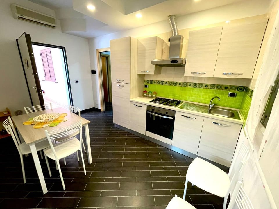 Kitchen or kitchenette, Dining area, oven, stove
