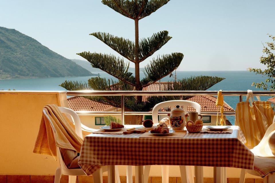 Day, Natural landscape, View (from property/room), Balcony/Terrace, Dining area, Mountain view, Sea view