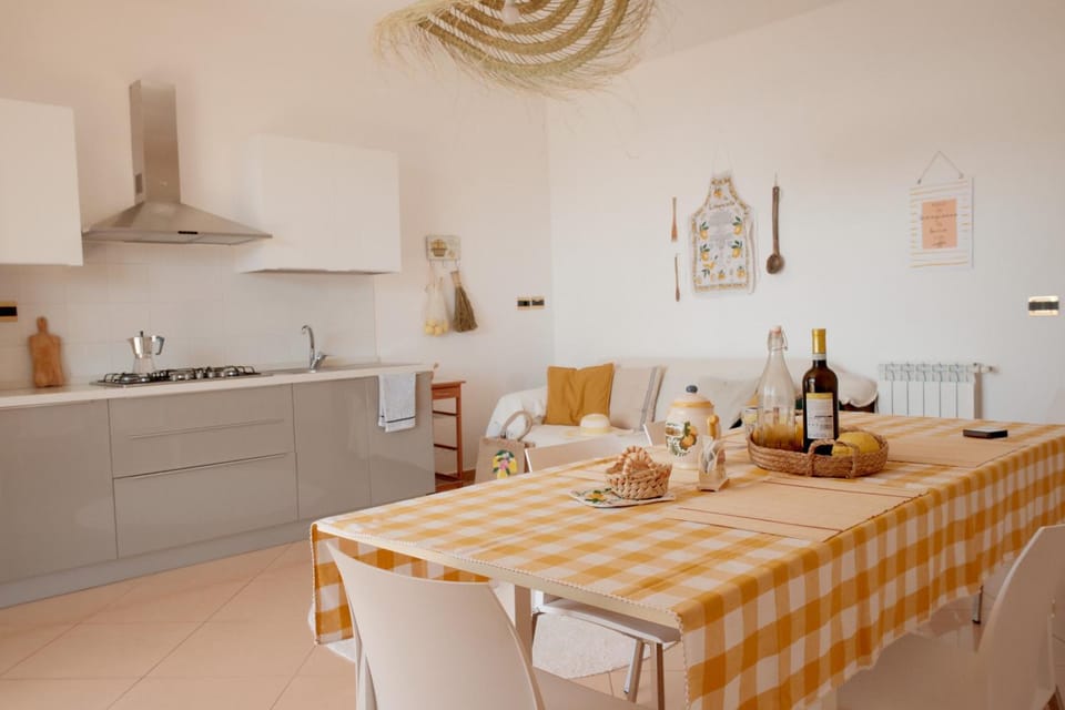 Kitchen or kitchenette, Living room, Seating area, Dining area, stove