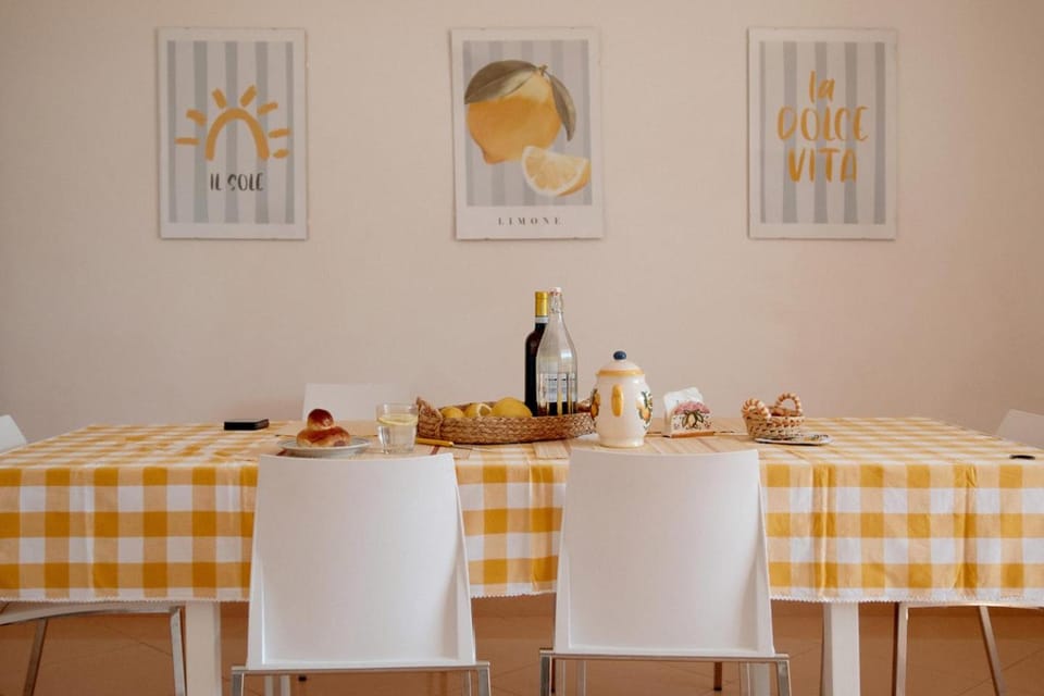 Food and drinks, Dining area, Food, Lunch, Drinks, kitchen
