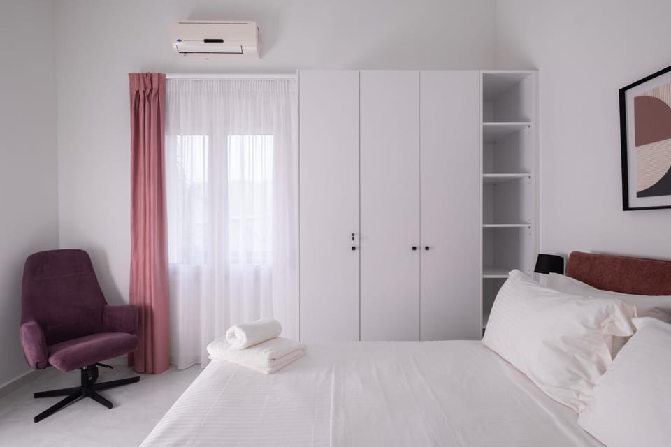 Bed, Bedroom, air conditioner