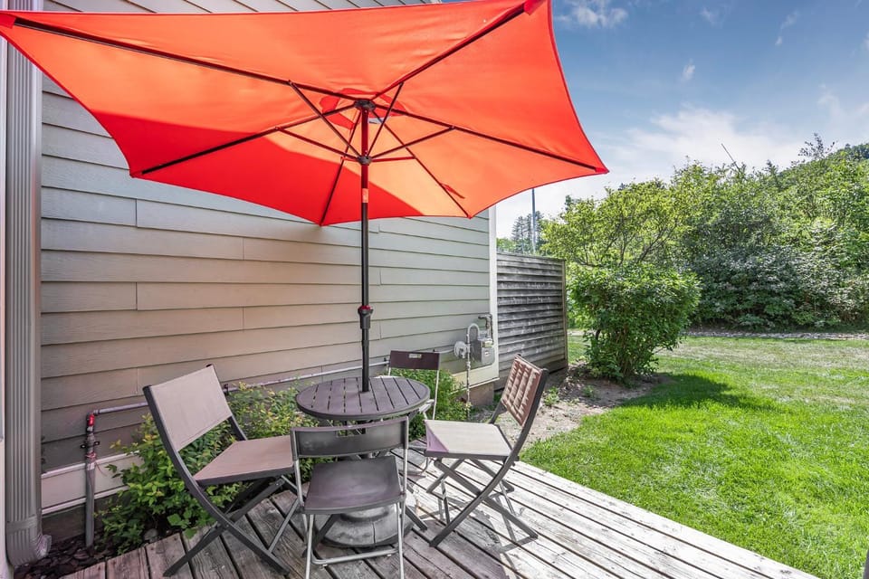 Blue Mountain Haus - Private Patio - Walk to Blue House in Grey Highlands
