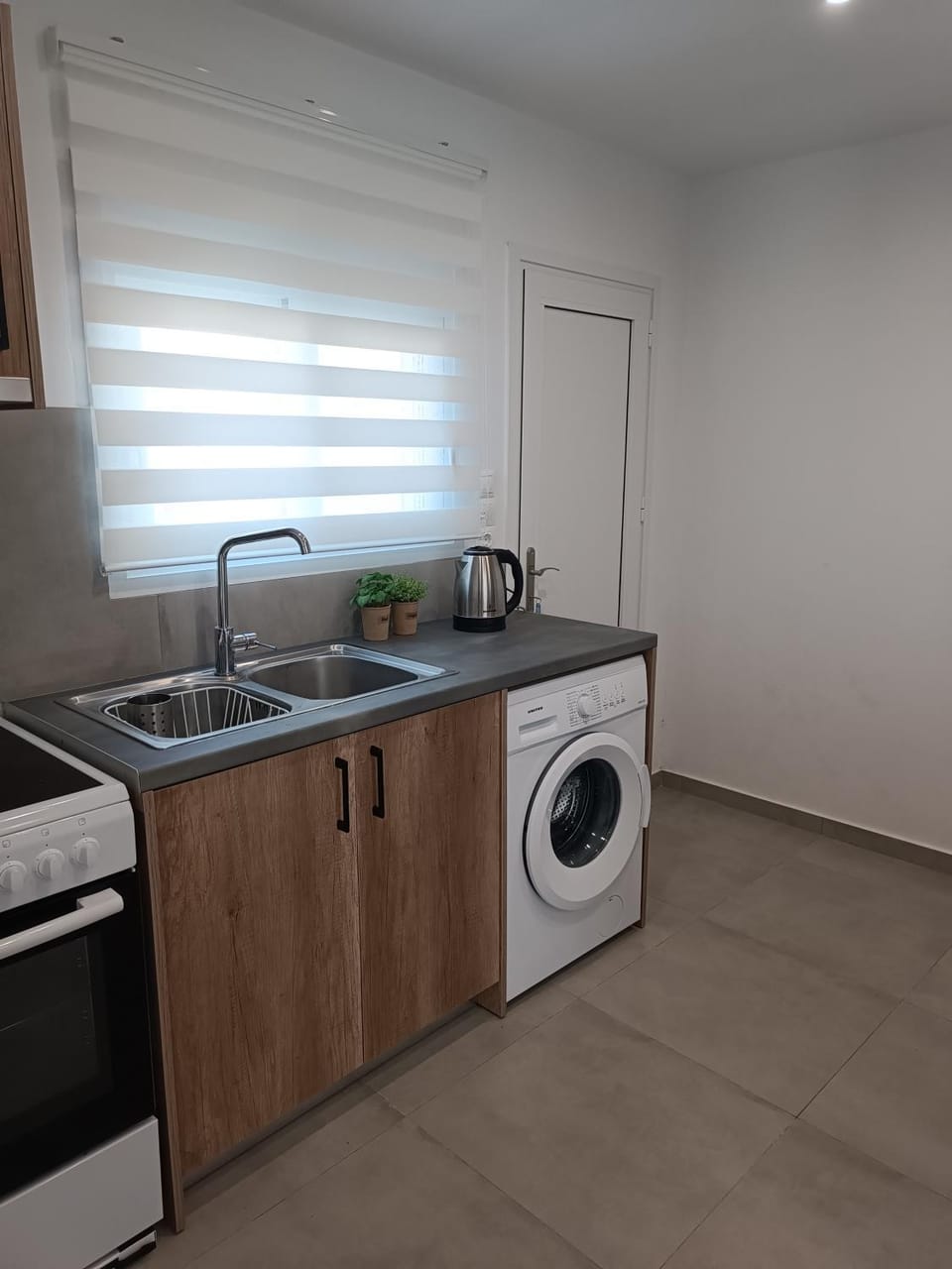 Kitchen or kitchenette, stove, washing machine