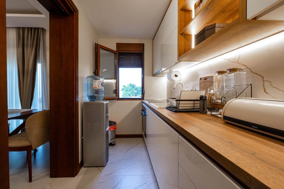 Coffee/tea facilities, Kitchen or kitchenette, stove, toaster