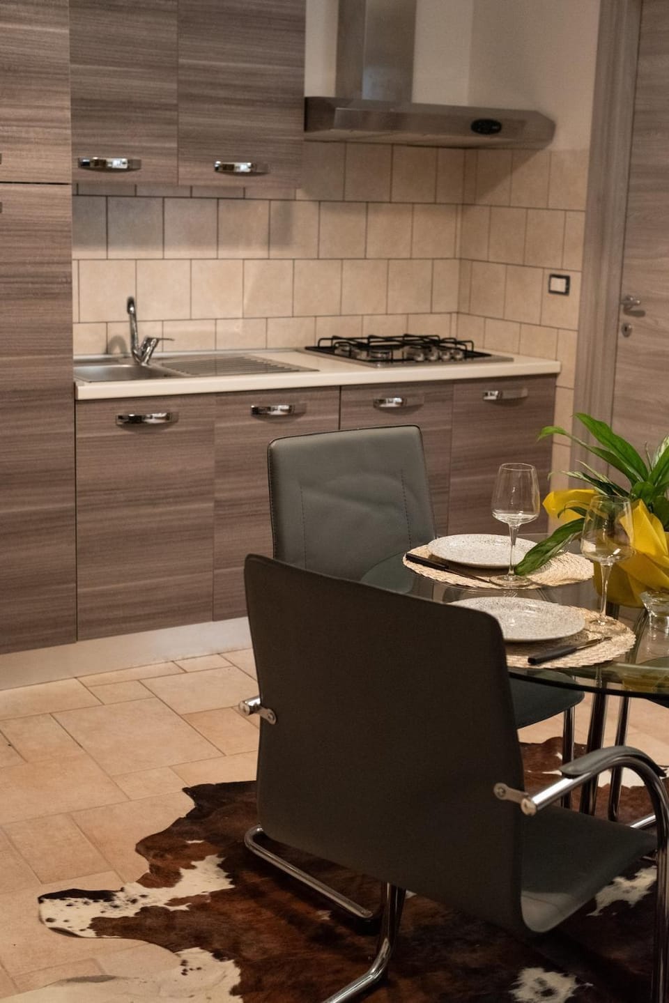 Kitchen or kitchenette, Dining area