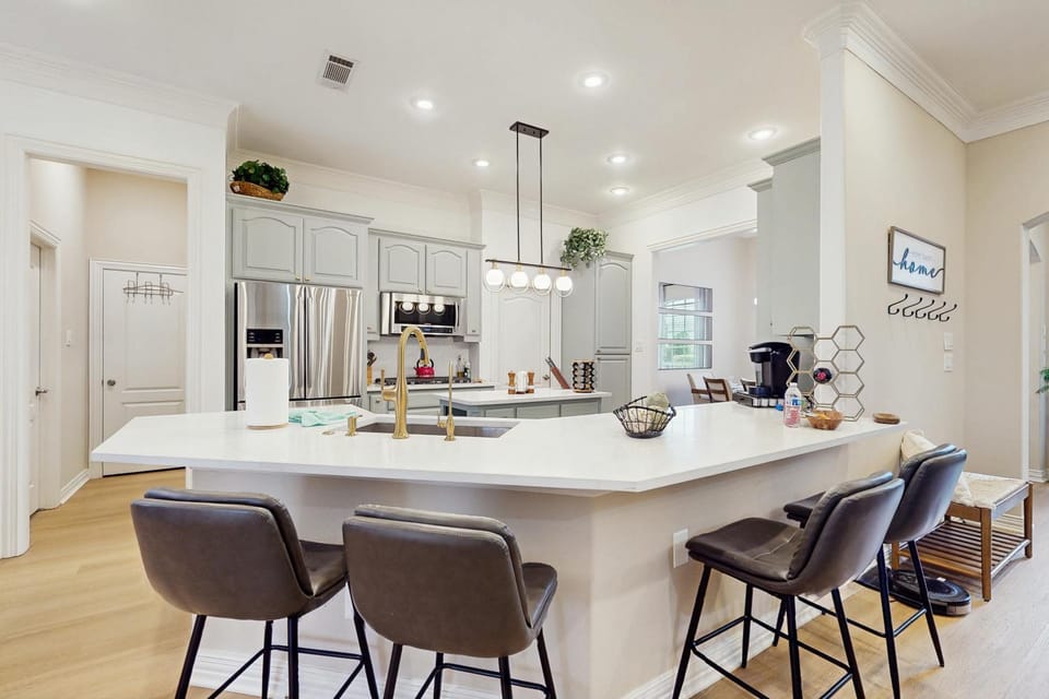 Pool and Outdoor Bar! Spacious Getaway in Sachse House in Rowlett