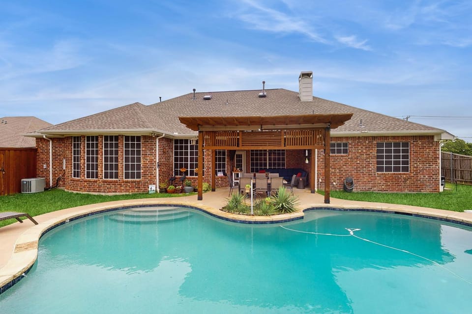 Pool and Outdoor Bar! Spacious Getaway in Sachse House in Rowlett