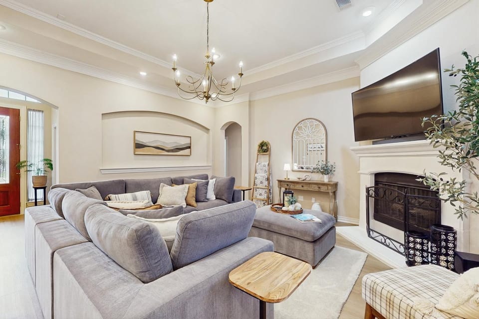 Pool and Outdoor Bar! Spacious Getaway in Sachse House in Rowlett