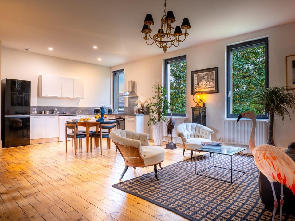 Kitchen or kitchenette, Living room, Seating area, Dining area
