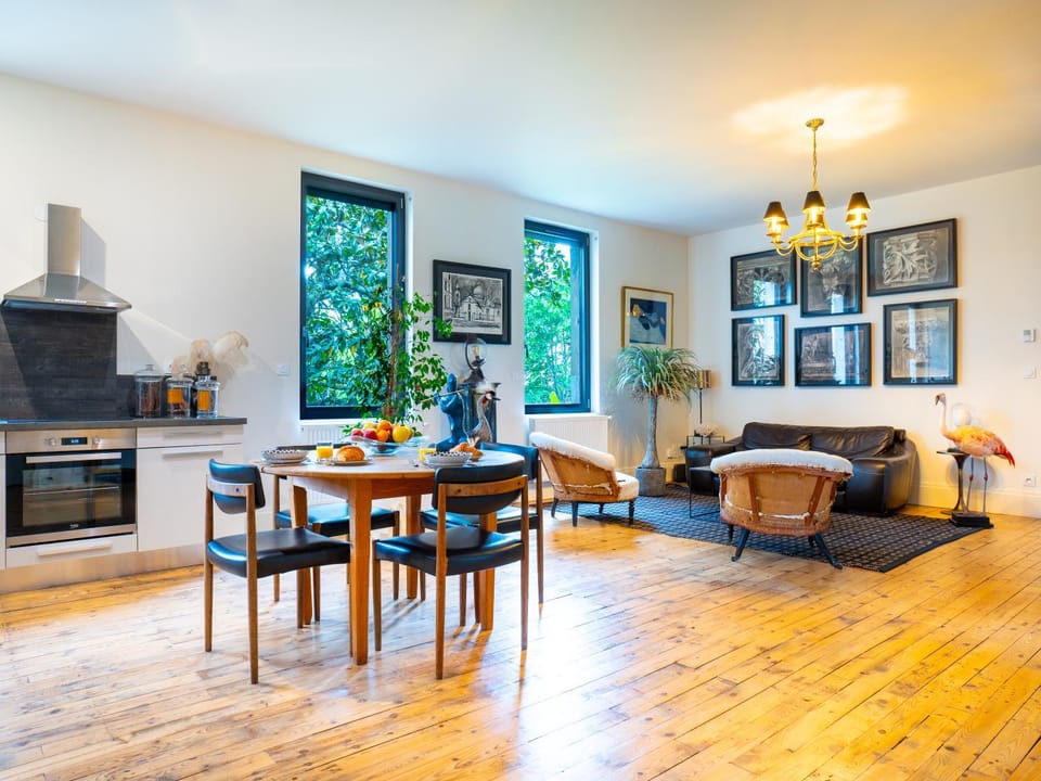 Kitchen or kitchenette, Living room, Seating area, Dining area