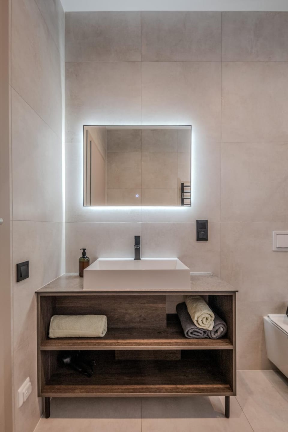 Bathroom, towels