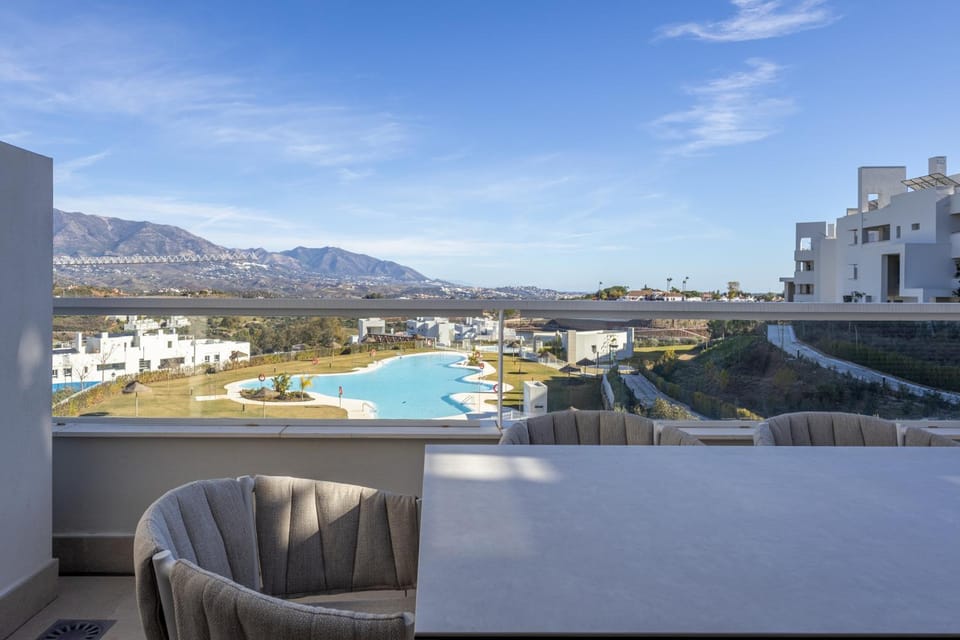 Balcony/Terrace, Dining area, Mountain view, Mountain view, Pool view, Pool view, Swimming pool, Swimming pool