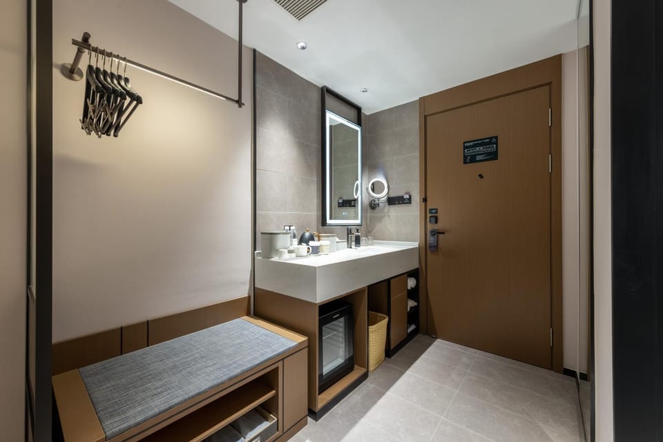 Atour Hotel Dongyang Jiangnan Renmin Road Subway Station Hotel in Hangzhou