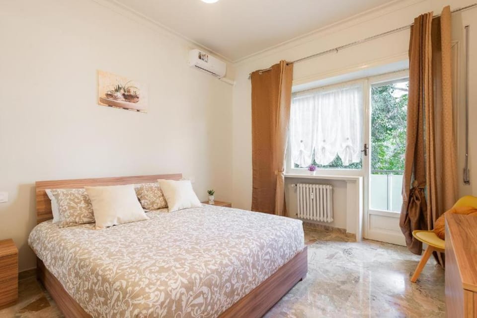 Bed, Photo of the whole room, Bedroom, air conditioner