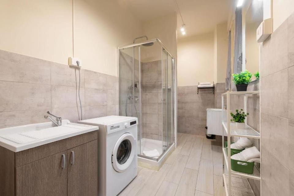 Shower, Toilet, Bathroom, towels, washing machine