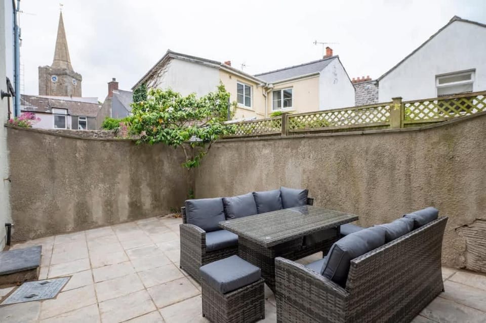 Luxury Tenby Old Town Retreat just 1-minute to Beach with Parking House in Wales