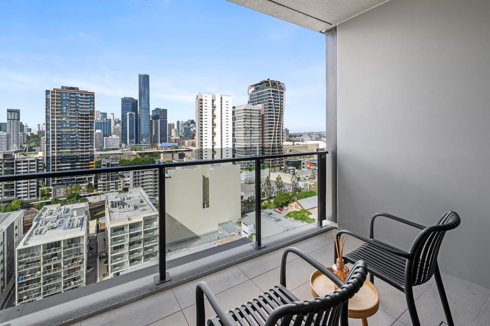 3-Bed City View Apt with Free Parking Apartment in Brisbane City