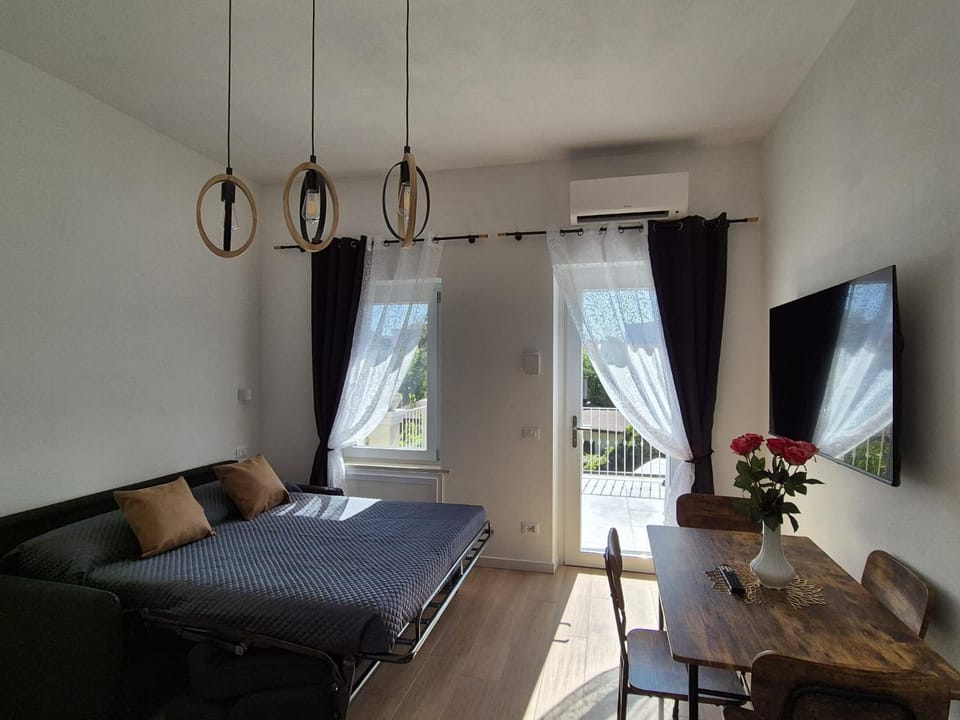 Bed, Living room, Dining area, Bedroom