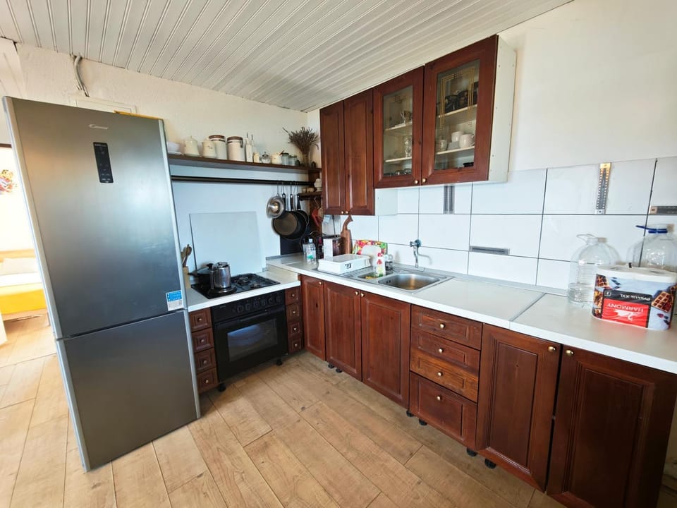 Kitchen or kitchenette, oven, stove