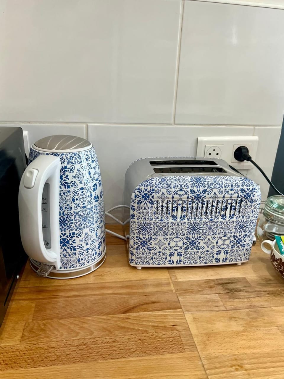 Coffee/tea facilities, toaster
