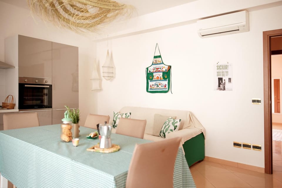 Kitchen or kitchenette, Living room, Seating area, Dining area, oven, air conditioner