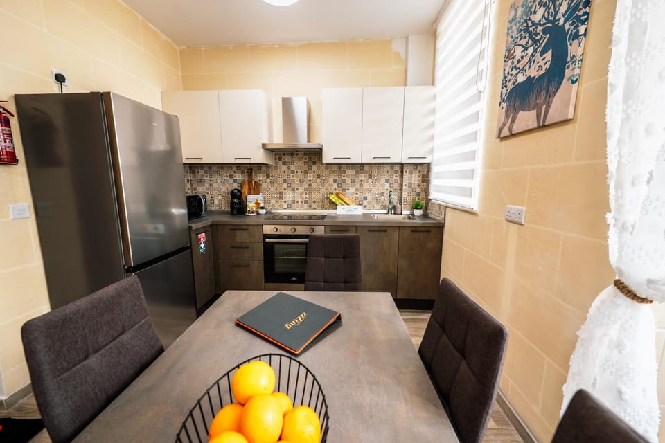 Kitchen or kitchenette, Dining area, oven, stove