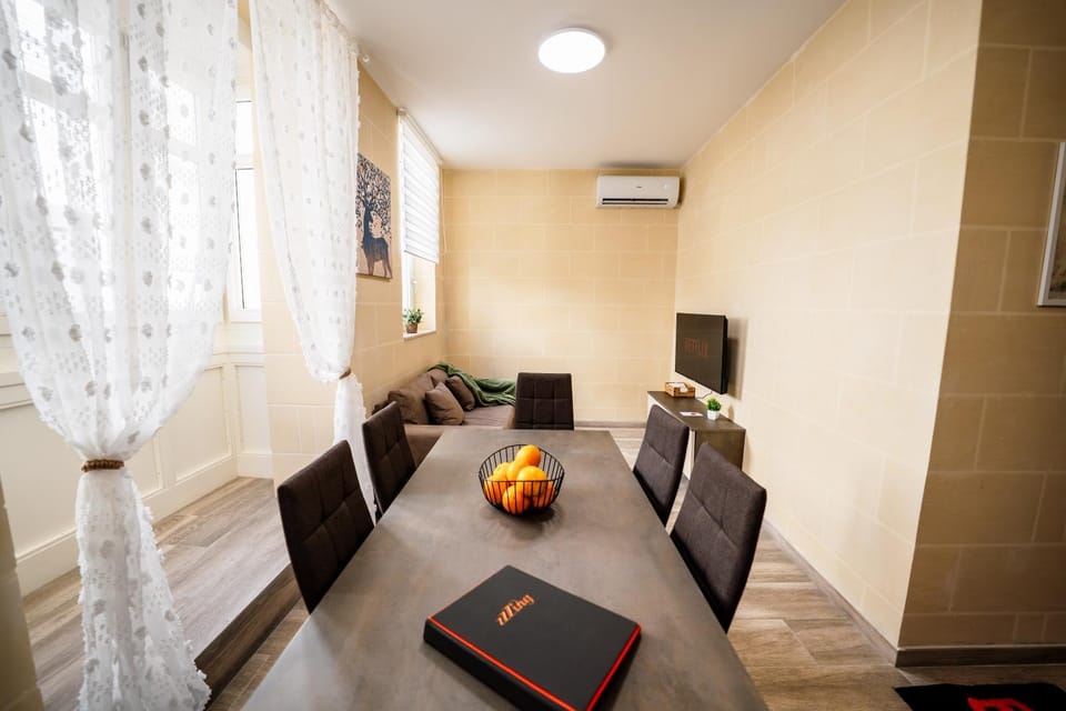 TV and multimedia, Seating area, Dining area