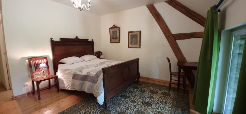 Bed, Photo of the whole room, Seating area, Bedroom