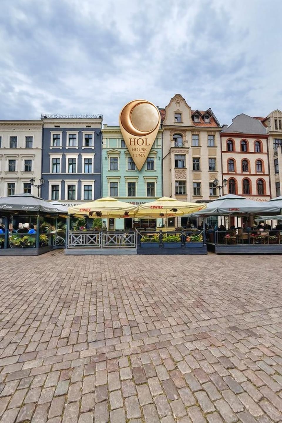 Property building, Nearby landmark, Day, Neighbourhood, City view, Location