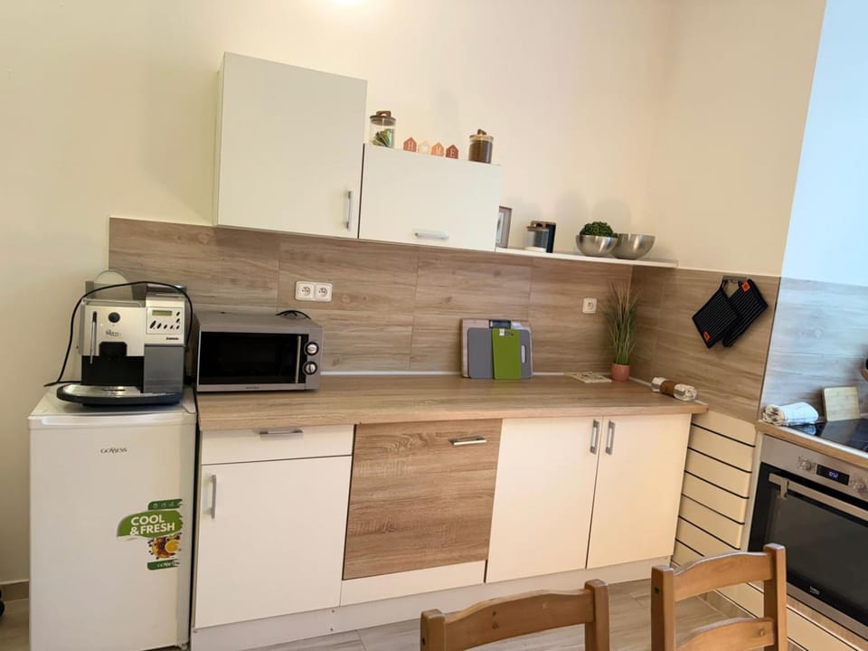 Coffee/tea facilities, Kitchen or kitchenette, oven