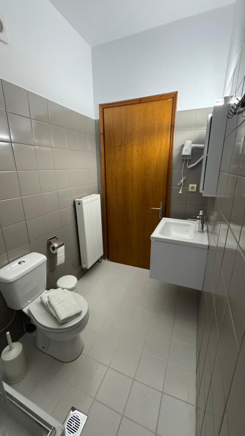 Shower, Toilet