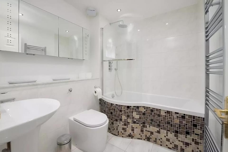 Shower, Toilet, Bathroom, Bath, towels
