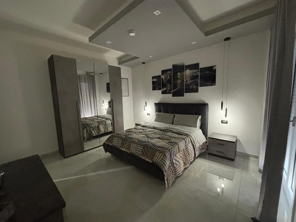 Bed, TV and multimedia, Photo of the whole room, Bedroom, wardrobe