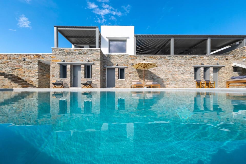 Property building, Day, Balcony/Terrace, Pool view, Swimming pool, Swimming pool