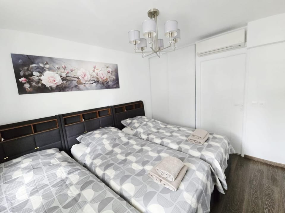 Bedroom, towels