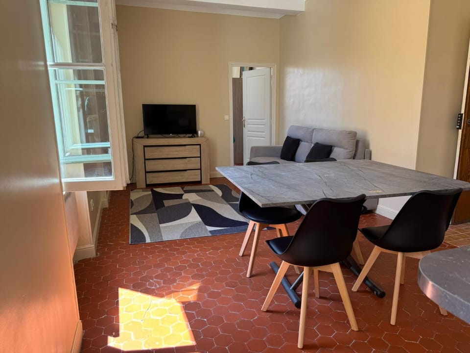 Communal lounge/ TV room, TV and multimedia, Living room, Seating area, Dining area