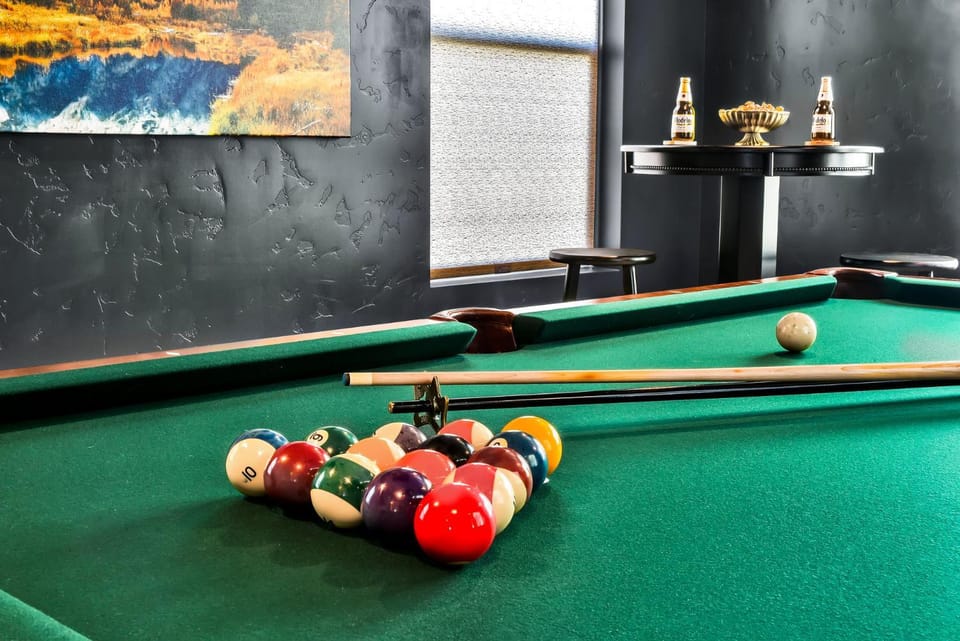 Luxury Retreat Sleeps 17 Spa and Games House in Oregon