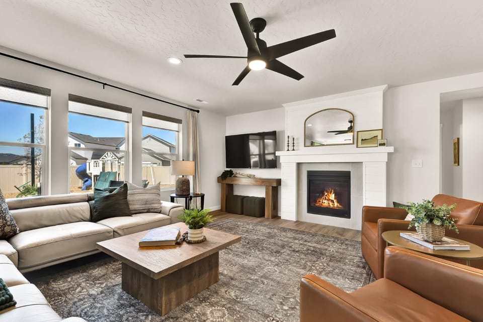 Luxury Retreat Sleeps 17 Spa and Games House in Oregon