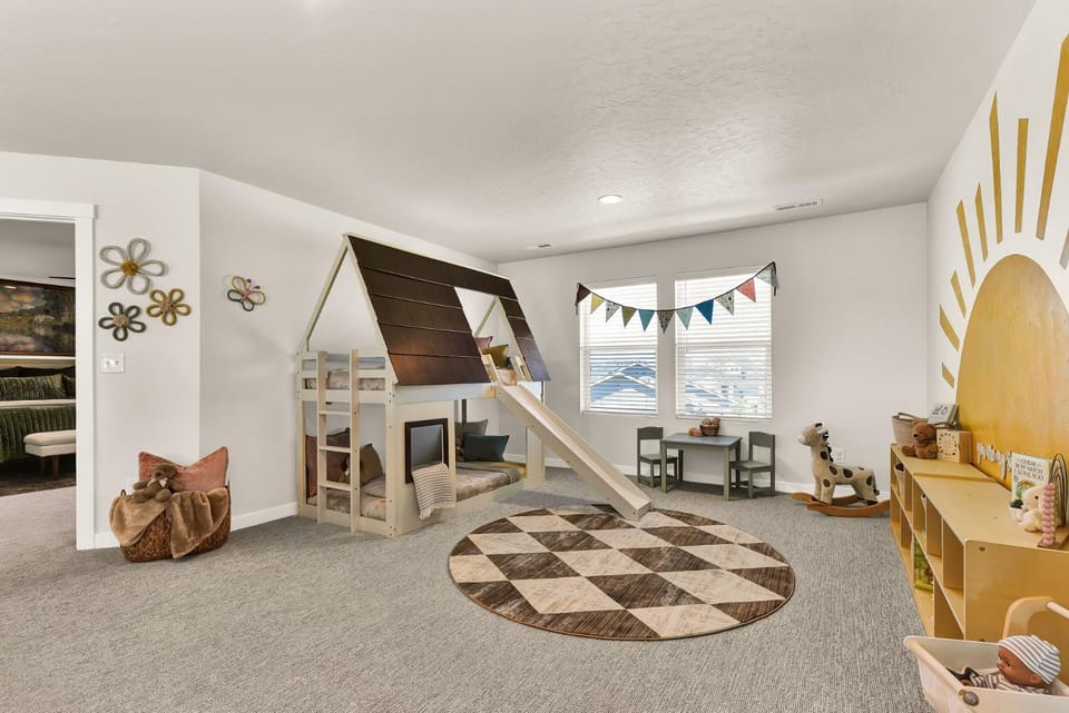 Luxury Retreat Sleeps 17 Spa and Games House in Oregon