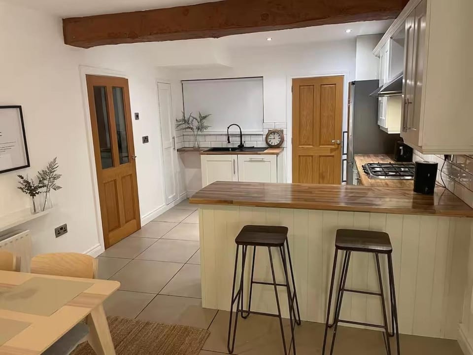 Kitchen or kitchenette, Seating area, Dining area, stove