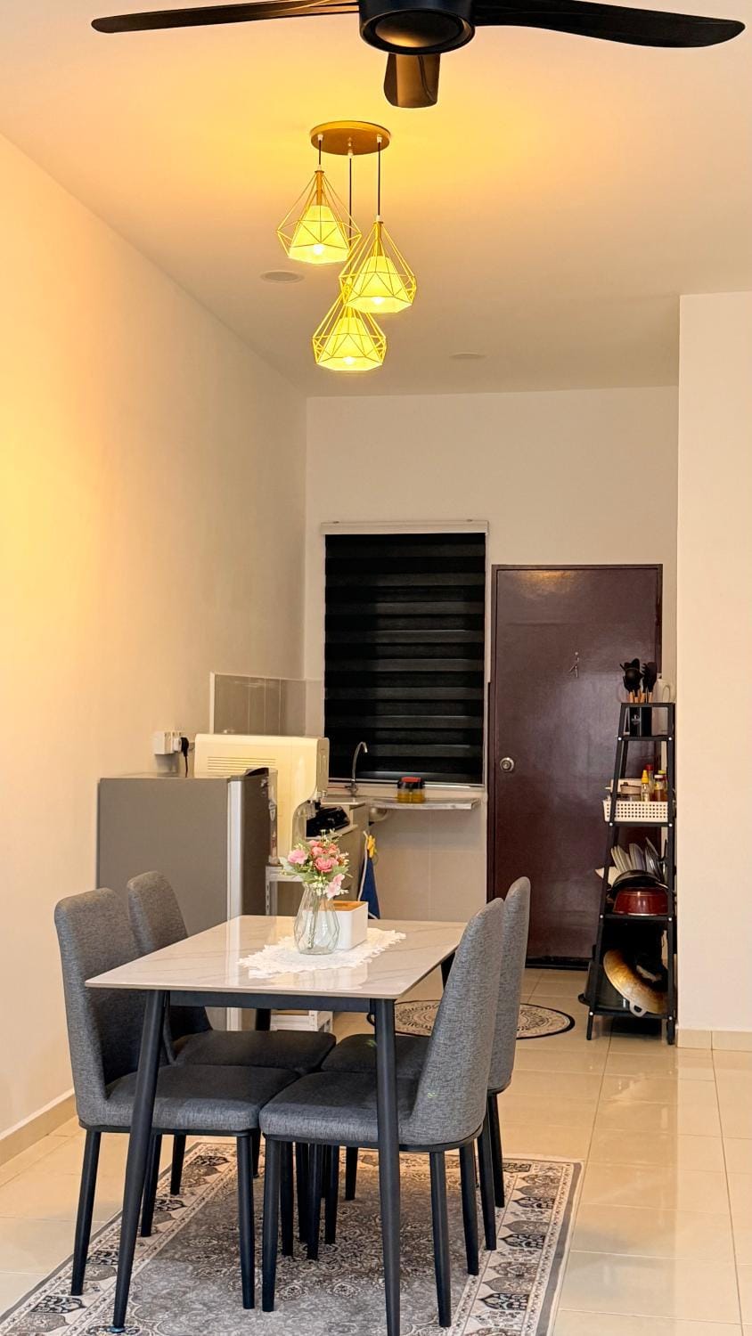 Kitchen or kitchenette, Seating area, Dining area, fireplace